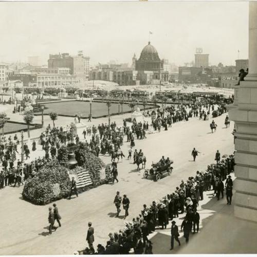 [Liberty Bell parade in Civic Center, Nov. 10, 1915]