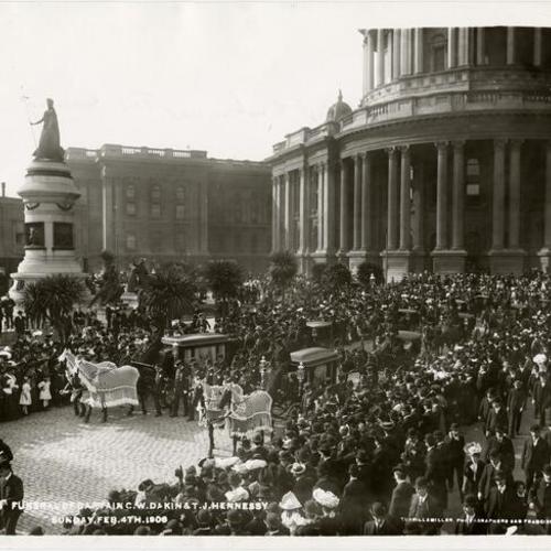 [Funeral procession for Captain C. W. Dakin and T. J. Hennessy in front of City Hall]