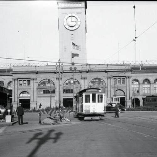 [Sacramento and Market streets looking east at Ferry Building with Sacramento & Clay line cable car 17 outbound]