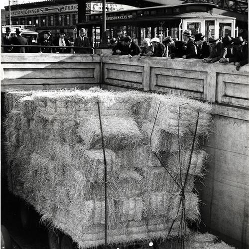 [Hay truck stuck in a tunnel at Embarcadero and Market Street]