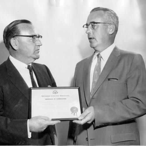 [Edmund Brown receives the Certificate of Cooperation from the International Cooperation Administration]