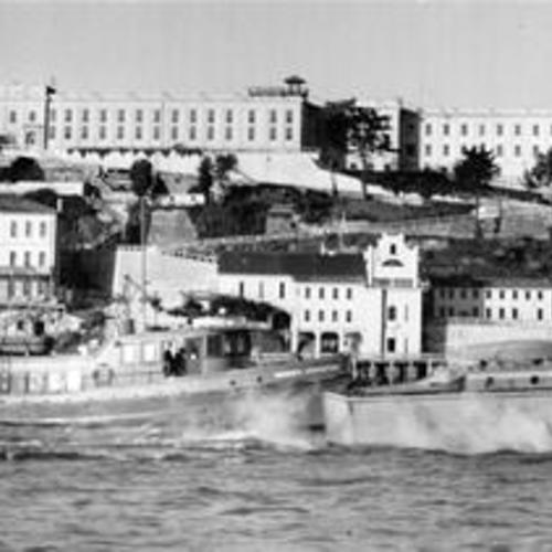 [Coast Guard patrol craft and Alcatraz prison boat circling Alcatraz Island during a 3 day prisoner revolt in May, 1946]