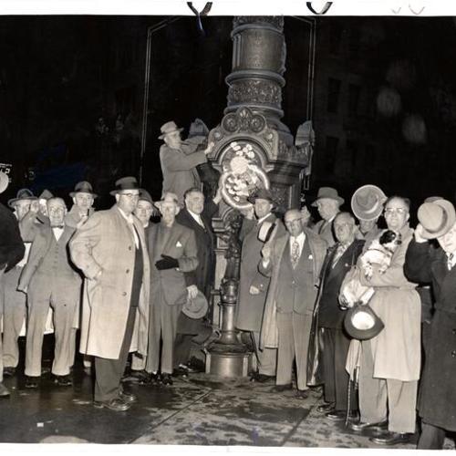 [Survivors of the 1906 earthquake gathered for annual ceremony at Lotta's Fountain on Market Street]