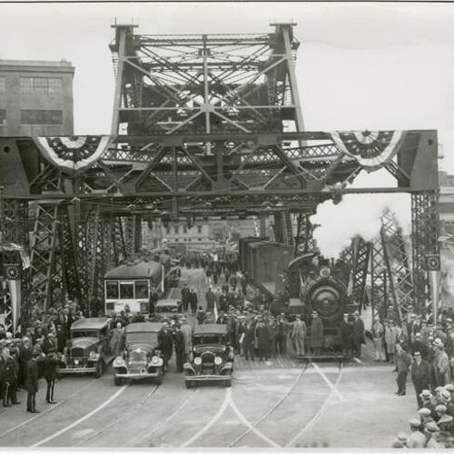 [Crowd at opening ceremony for Third Street Bridge]