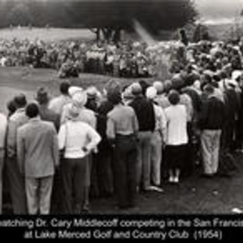 Crowd watching Dr. Cary Middlecoff competing in the San Francisco Open at Lake Merced Golf and Country Club (1954)