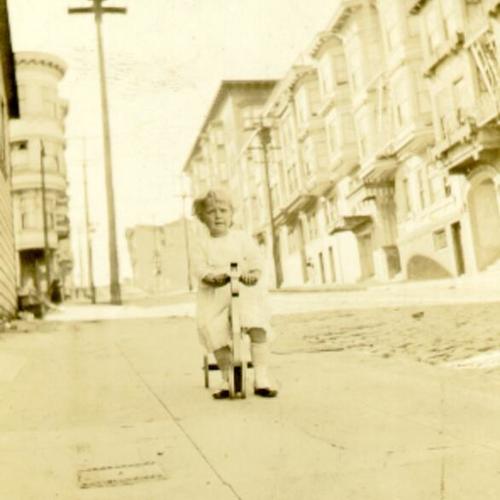 [Unidentified child on the 500 block of Clay Street]