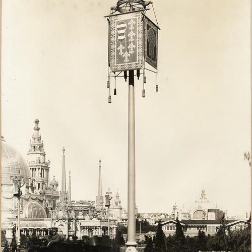 [Lighting standard decorated with Spanish coat of arms at the Panama-Pacific International Exposition]