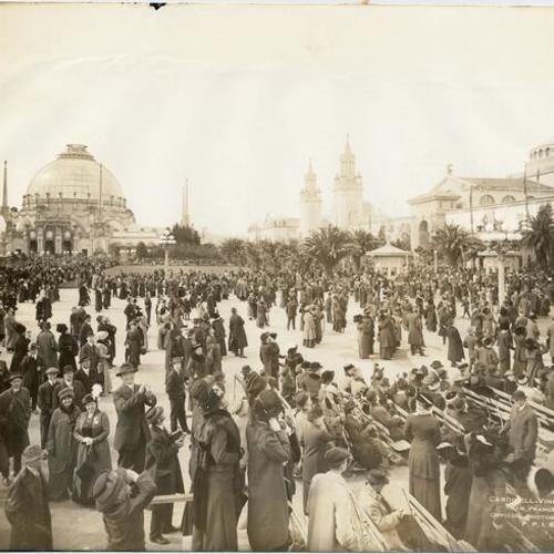 [Crowd in South Gardens on opening day of the Panama-Pacific International Exposition]