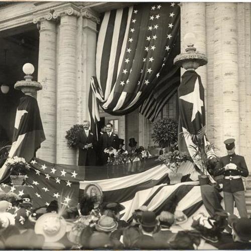 [General Enrico Loynaz del Castillo speaking before a crowd in front of the Cuban Building at the Panama-Pacific International Exposition]