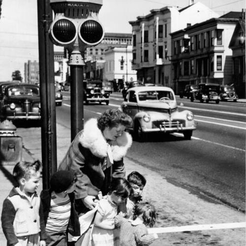 [Margaret Bell and five children waiting to cross the street at Potrero Avenue and 25th Street]