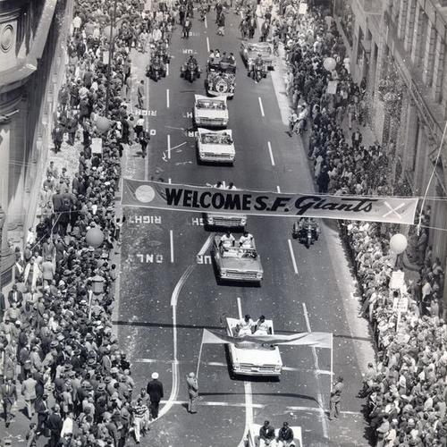 [Baseball fans welcoming city's new Giants team along Montgomery street]