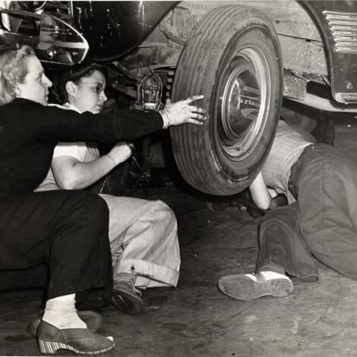  Motor Mechanics Division of the American Women's Voluntary Services (AWVS) training a maintenance crew of women mechanics]
