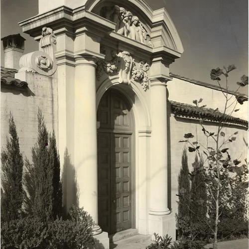 [Entrance to the California School of Fine Arts at Chestnut and Jones streets]