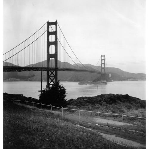 [USS Rendova passing underneath the Golden Gate Bridge]