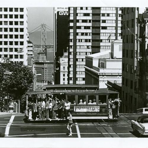 [Powell Street cable car on Nob Hill at California Street and Powell]