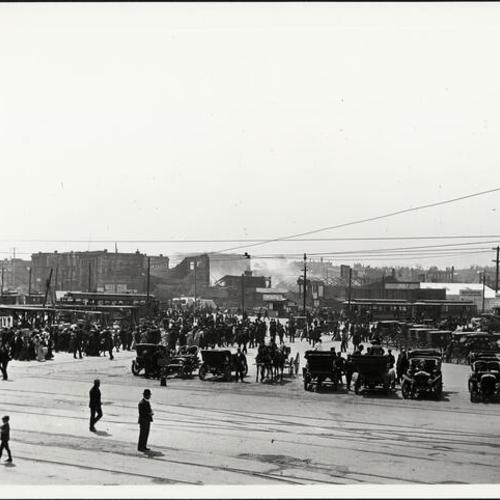 [Groups of people and lines of cars gathered on an open space after the 1906 earthquake and fire]