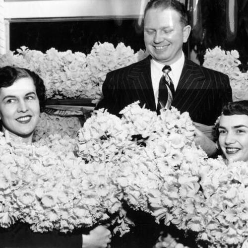 [Blanche Arp, Bob Moore and Jackie Duffy with daffodils for the Maiden Lane Floral Fiesta]