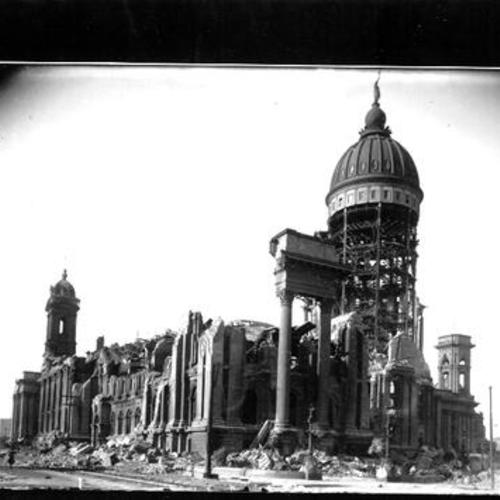 [City Hall in ruins after the 1906 earthquake and fire]