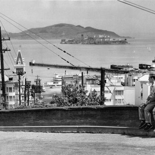 [Tourists Dwane Hodgson and Carol Lyle looking at San Francisco Bay from Larkin and Francisco streets]
