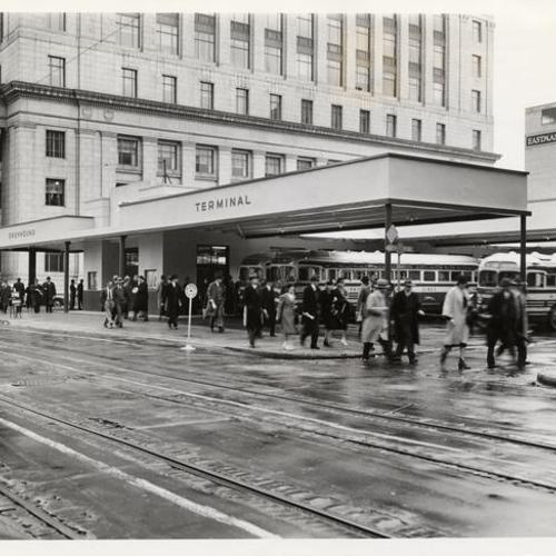 [Marin commuters at Greyhound terminal at Sansome and Sacramento streets]