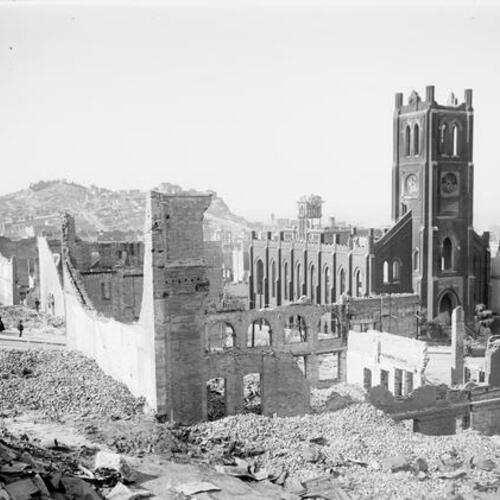 [Ruins after the 1906 earthquake, view looking north from California Street includes Old St. Mary's Church]