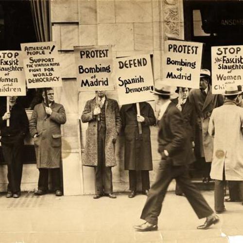[Demonstrators carrying banners against the bombing of Madrid in the Spanish Civil War]