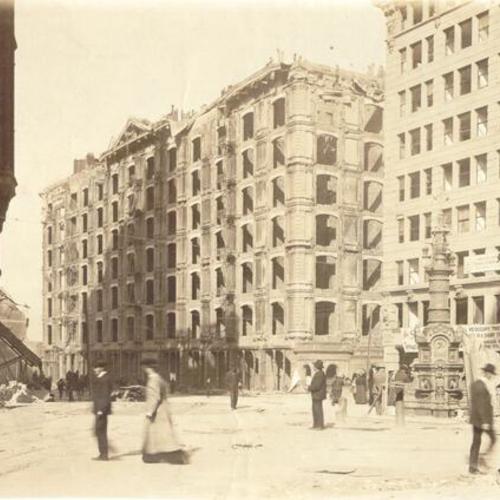 [Ruins of the Palace Hotel at Market and New Montgomery streets, with Lotta's Fountain in right foreground]