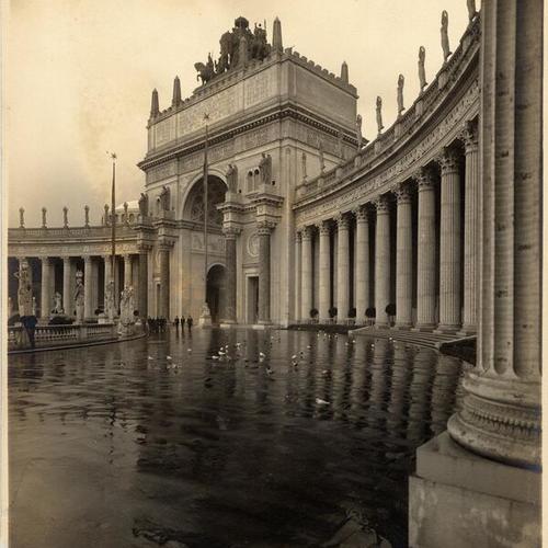 [Eastern end of the Court of the Universe at the Panama-Pacific International Exposition]