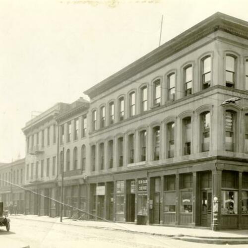 [Washington Street, between Montgomery and Sansome streets]