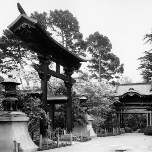 [Entrance to the Japanese Tea Garden]