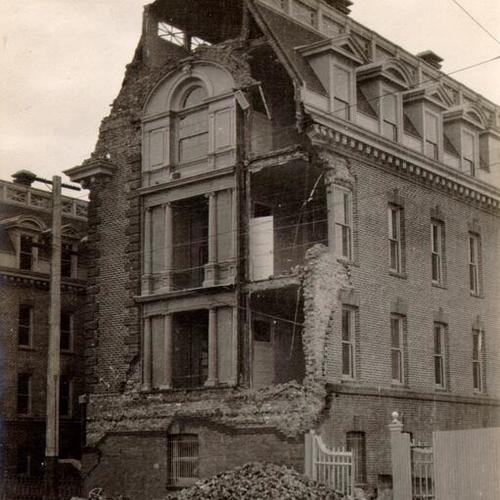 [Hahnemann Hospital in ruins after the earthquake and fire of 1906]