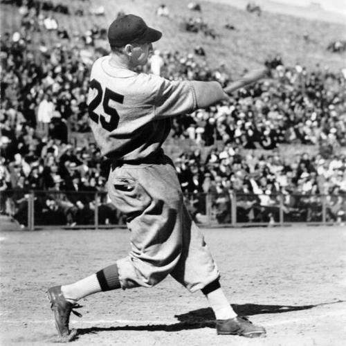 [Wee Willie Ludolph of the Oakland Oaks at bat]