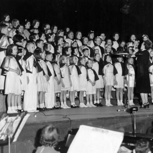 [Edison School choral group singing at the War Memorial Opera House]