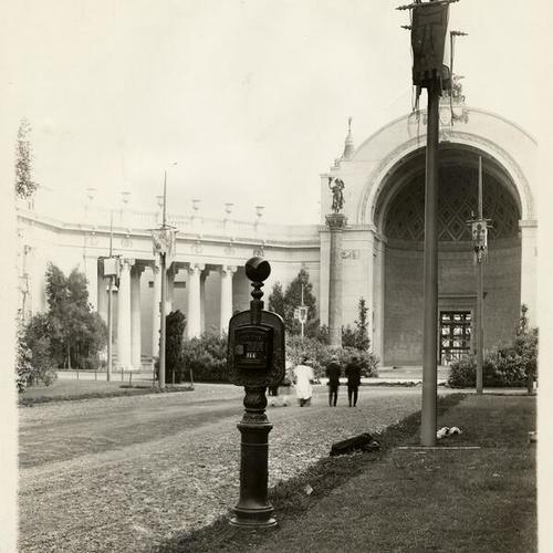 [Fire alarm in the South Gardens of the Panama-Pacific International Exposition]