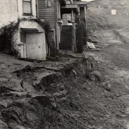 [Homes on the edge of a precipice on Gates street, in Bernal Heights]