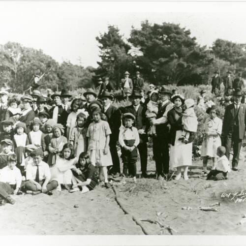 [Annual community picnic for San Francisco Cleaning Association in Golden Gate Park in 1922]
