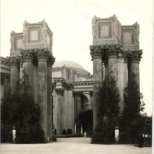 [Colonnade at Palace of Fine Arts, Panama-Pacific International Exposition]
