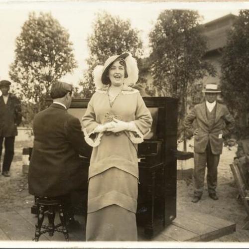 [Unidentified woman singing at groundbreaking ceremony for Oklahoma State Building, Panama-Pacific International Exposition]