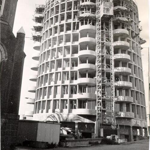 [Construction of an apartment building at O'Farrell and Gough Streets]