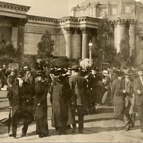 [Crowd of people near the Palace of Fine Arts at the Panama-Pacific International Exposition]