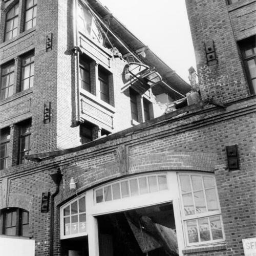 [Building at 6th and Bluxome streets damaged in the October 17, 1989 Loma Prieta earthquake]
