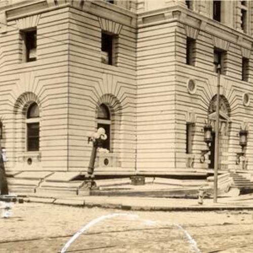 [Exterior of Seventh and Mission Post Office after the 1906 earthquake]