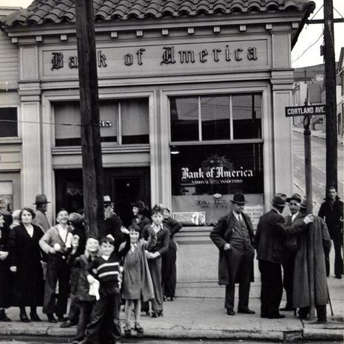 [Crowd of people standing outside the Bernal Heights branch of the Bank of America, on Cortland Avenue, after a bank robbery]