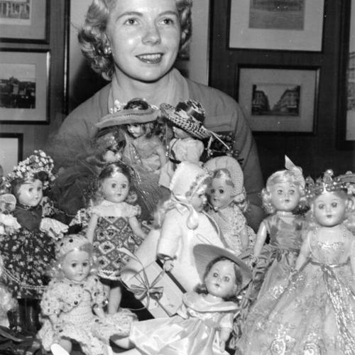 [White House department store employee Dolores Ryan posing with dolls collected for needy children]