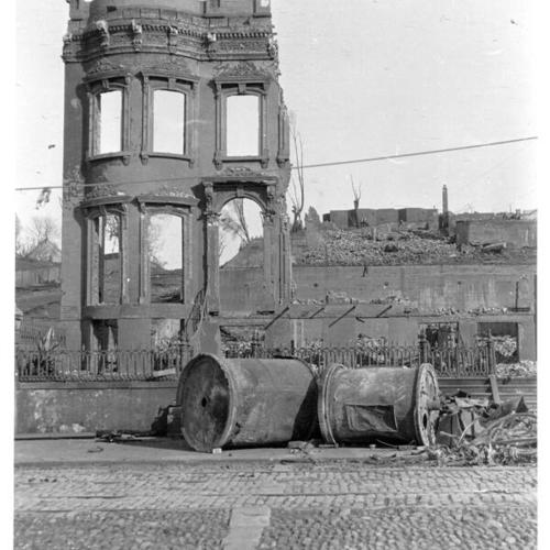 [Ruins of a building on the southwest corner of Folsom and First streets destroyed by the earthquake and fire of 1906]