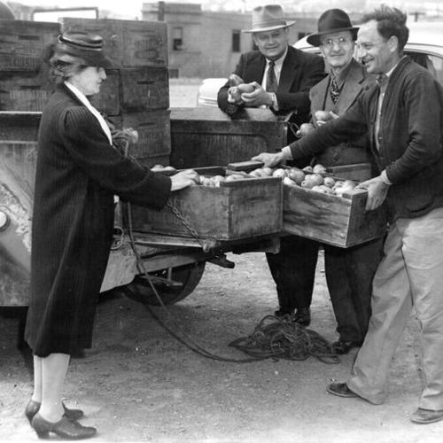 [Hal Pearson selling pears at the Farmers' Market at Market and Duboce streets]