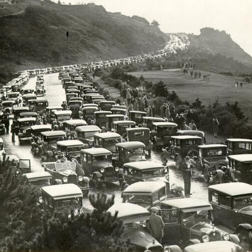 [Crowd of people on Skyline Boulevard waiting for the arrival of the Graf Zeppelin]