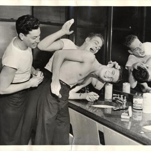 [Men of the armed forces taking advantage of the free washing and shaving facilities at the Pepsi-Cola center for service men and women]