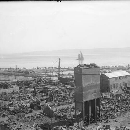 [Waterfront in ruin from the 1906 earthquake and fire]
