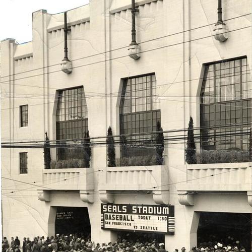 [Crowds entering Seals Stadium for baseball game between San Francisco and Seattle]